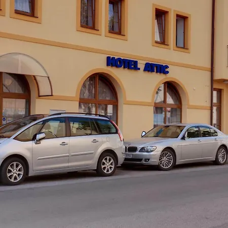 Attic Hotell